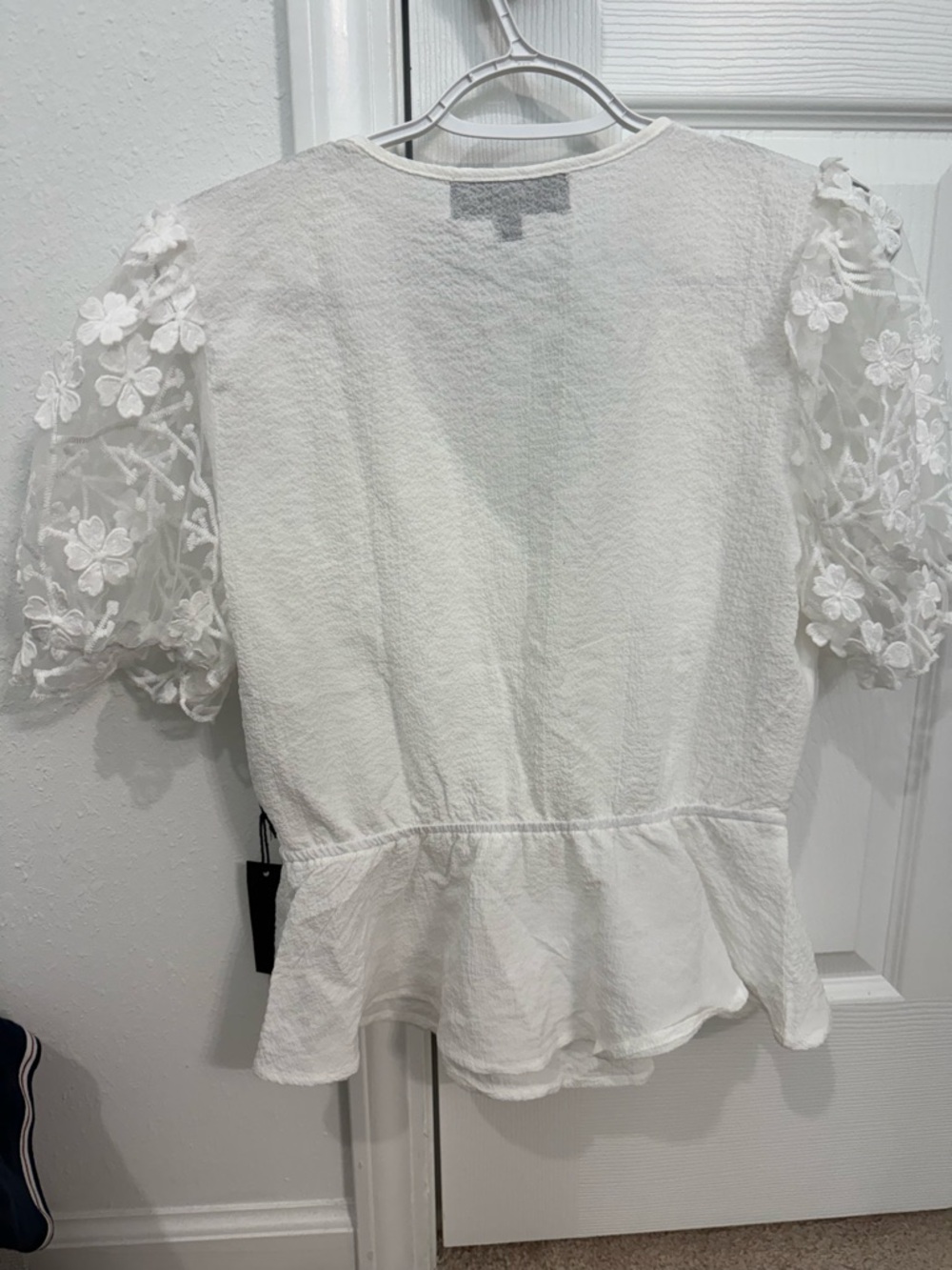 Nwt Womens Alice Blue White Floral Lace Peplum Blouse with Pearl Accents - Picture 2 of 3